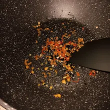 Masukkan wijen dan cabe cincang. Tumis sebentar.