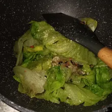 Bumbui garam atau kaldu jamur dan lada. Aduk sebentar matikan api. Sajikan segera.