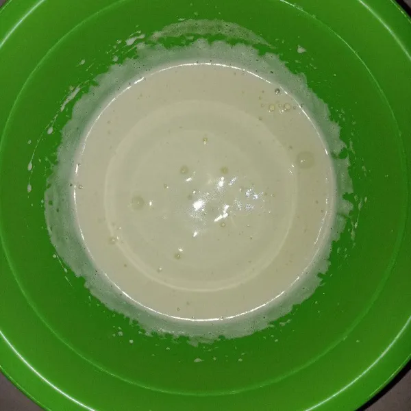 Dalam wadah kocok telur dan gula pasir sampai mengembang.