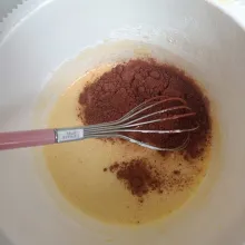 Tambahkan coklat bubuk, aduk rata.