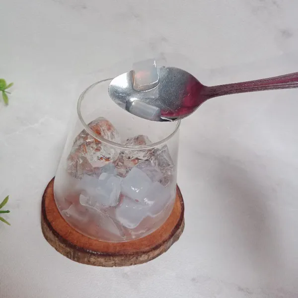 Tambahkan nata de coco.