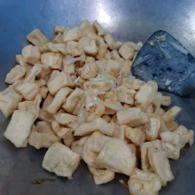 Masukkan tahu, tambahkan garam, gula dan kaldu bubuk.