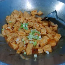 Tambahkan sedikit air, masukkan irisan bawang pre. Aduk rata. Tunggu bumbu meresap. Siap disajikan.