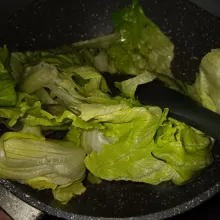 Besarkan api, masukkan selada, aduk cepat sebentar jangan terlalu layu.
