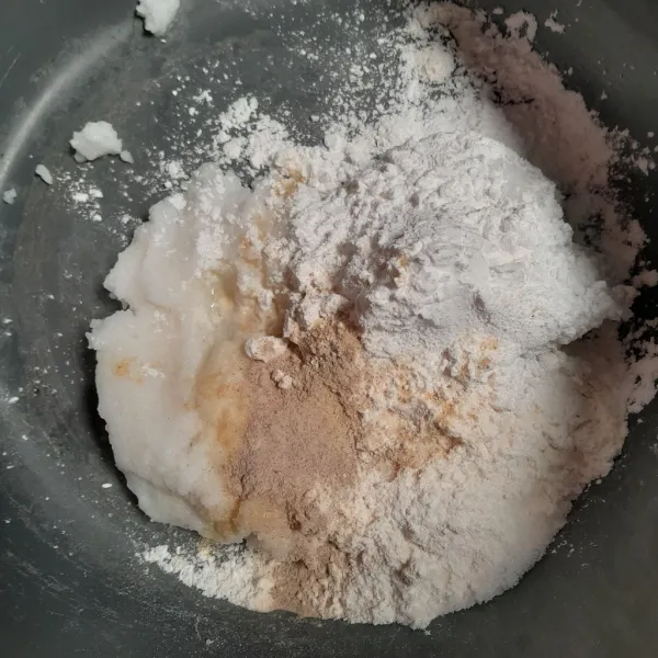 Masukan ke dalam wadah nasi yang sudah di blender, tepung tapioka, tepung terigu, garam, kaldu bubuk dan merica lalu aduk rata