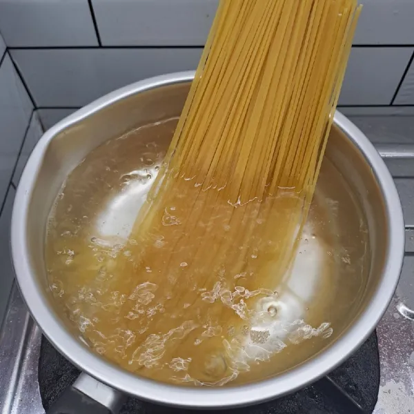 Rebus air secukupnya sampai mendidih. Masukkan spaghetti, beri garam. Masak sampai matang, jangan overcooked.
