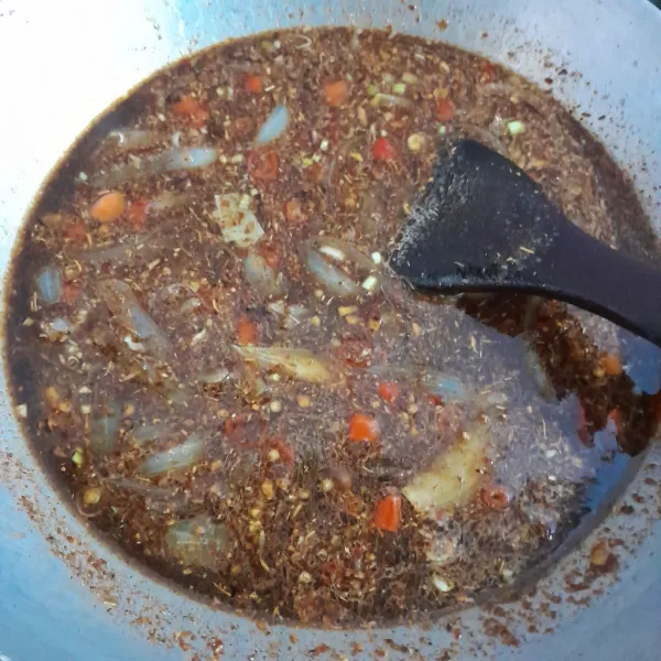 Tuangkan saus, aduk rata dan masak hingga mendidih.