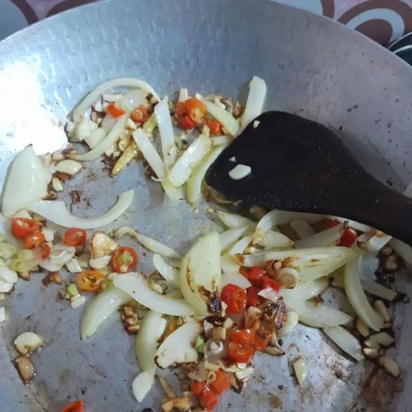 Lelehkan salted butter, minyak sayur dengan api sedang, tumis bawang putih, bawang bombay, serai, cincangan cabe rawit merah hingga kuning dan layu.