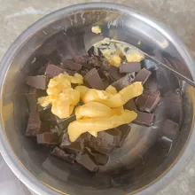 Lelehkan coklat bersama minyak dan margarin.