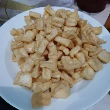 Potong dadu tahu. Goreng setengah matang. Sisihkan.