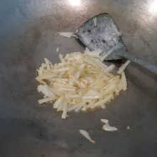 Tumis bawang putih dan bawang bombai.