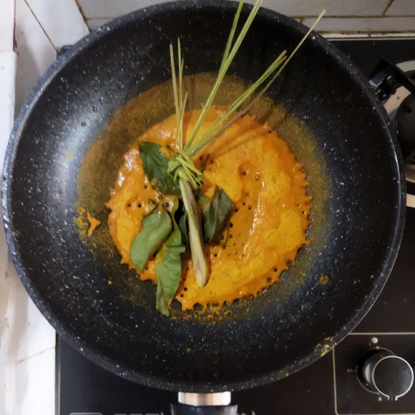 Panaskan minyak dalam wajan, tumis bumbu halus, serai, daun salam dan daun jeruk hingga matang dan harum.