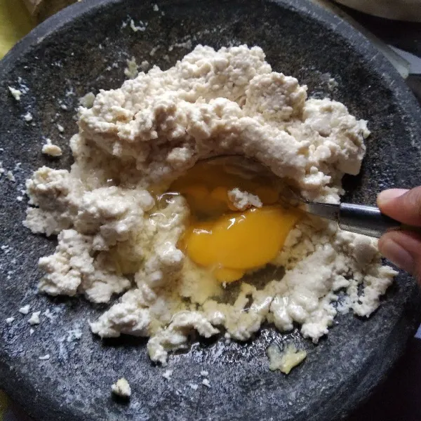 Tambahkan telur kemudian aduk hingga bumbu tercampur rata.