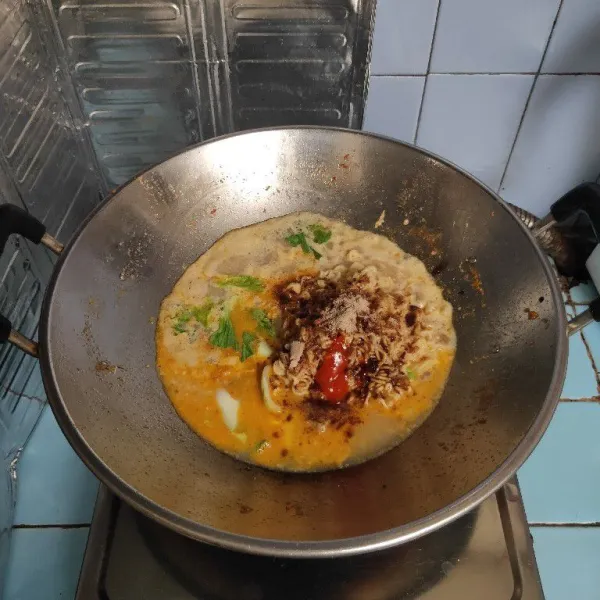 Tambahkan bumbu mie, aduk hingga tercampur rata.