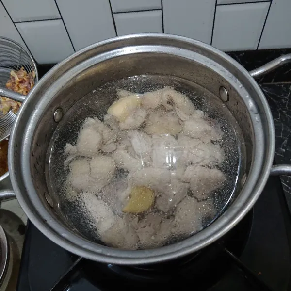 Masak kembali dada ayam hingga air mendidih. Masukkan jahe geprek.