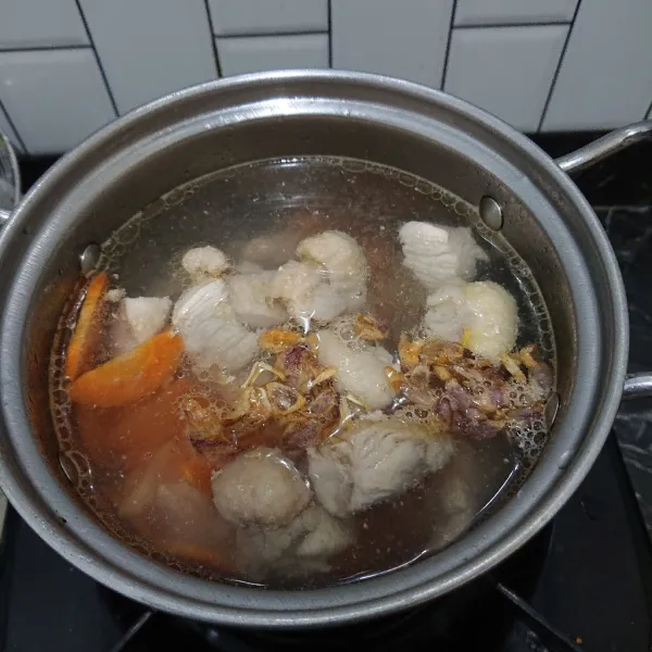 Masukkan wortel dan tambahkan bumbu. Aduk rata. Masak hingga wortel setengah matang.