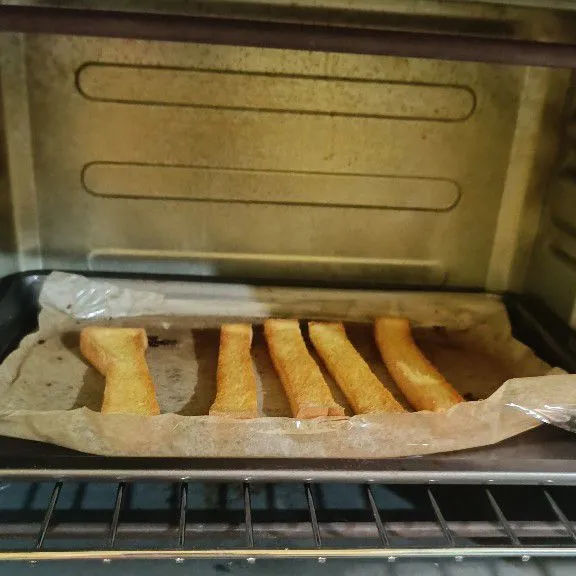Potong memanjang roti tawar, tata dalam oven lalu panggang di suhu 200°C selama 15-20 menit atau hingga mengeras, angkat, sajikan bersama sup cream zucchini