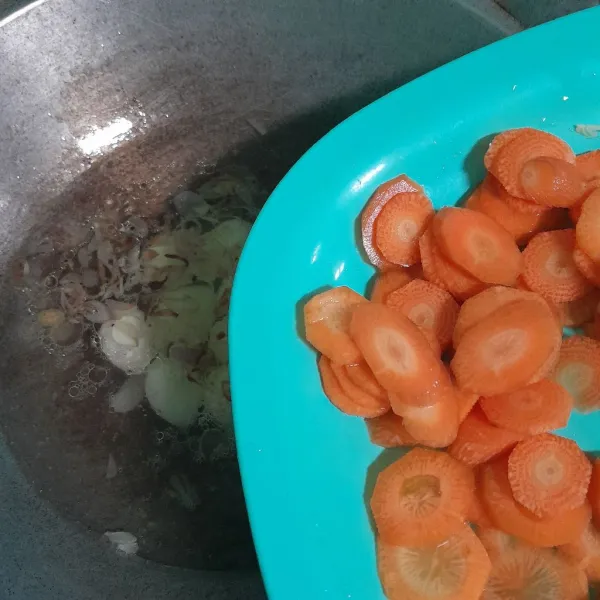 Masukan potongan wortel, masak sampai empuk