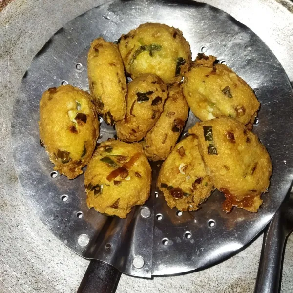 Goreng dengan api kecil sampai kecoklatan, tiriskan.