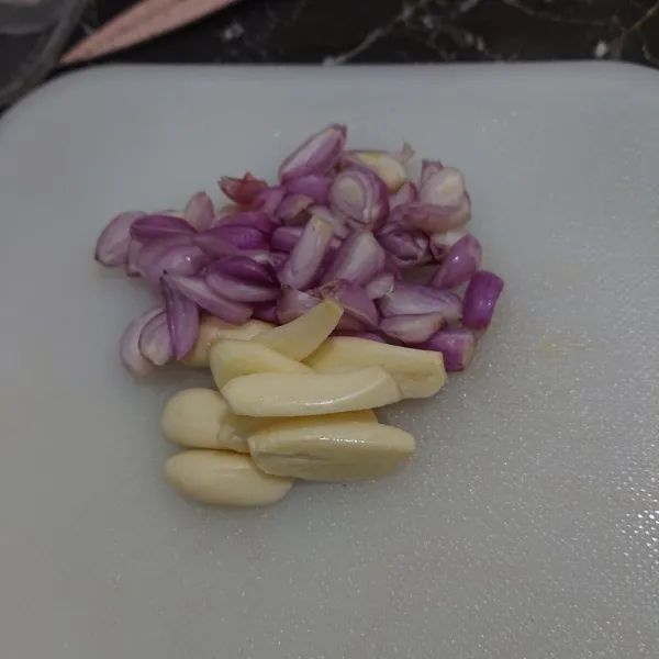 Iris kasar bawang merah dan bawang putih. Sisihkan.