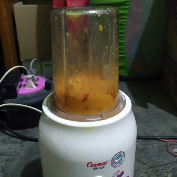 Masukkan semua bahan bumbu halus ke dalam blender lalu haluskan.