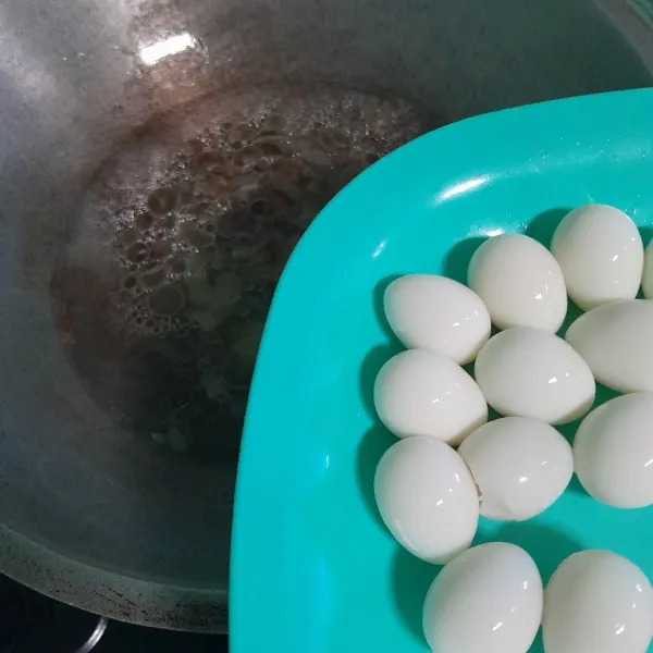 Masukan telur puyuh yang sudah di rebus