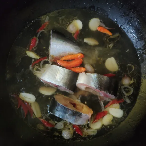 Masukkan ikan patin dan cabe utuh, aduk rata.