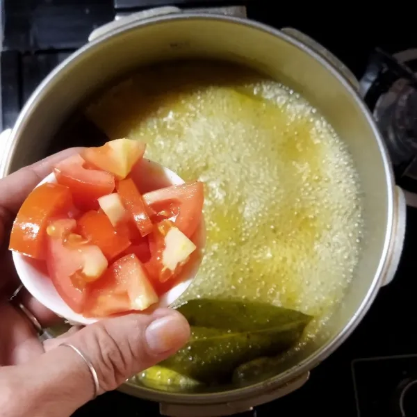 Tambahkan irisan tomat pada kuah kikil. Angkat. Angkat kikil dan potong ukuran bites size.