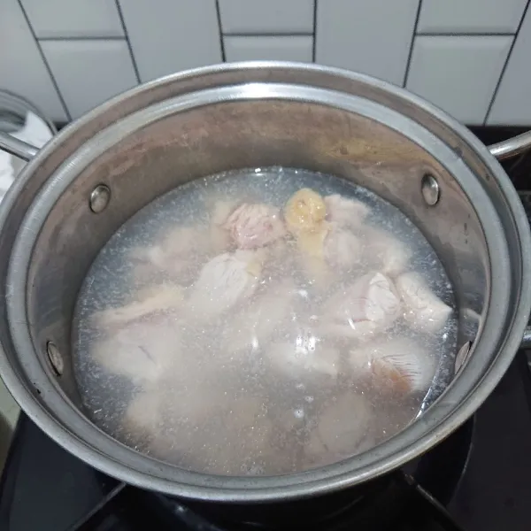 Cuci bersih dada ayam. Selanjutnya potong sesuai selera. Didihkan air, masukkan dada ayam. Masak hingga mendidih kembali. Tiriskan.