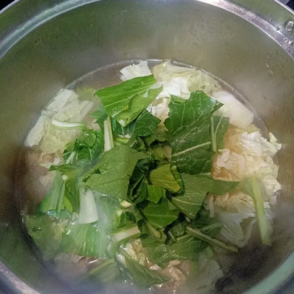 Masukkan daun sosin kedalam panci. Masak sampai semua sayurannya matang. Cicipi koreksi rasa. Angkat dan sajikan