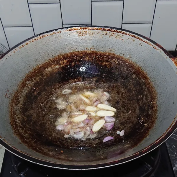 Panaskan minyak dalam wajan, tumis bawang putih dan bawang merah hingga harum.