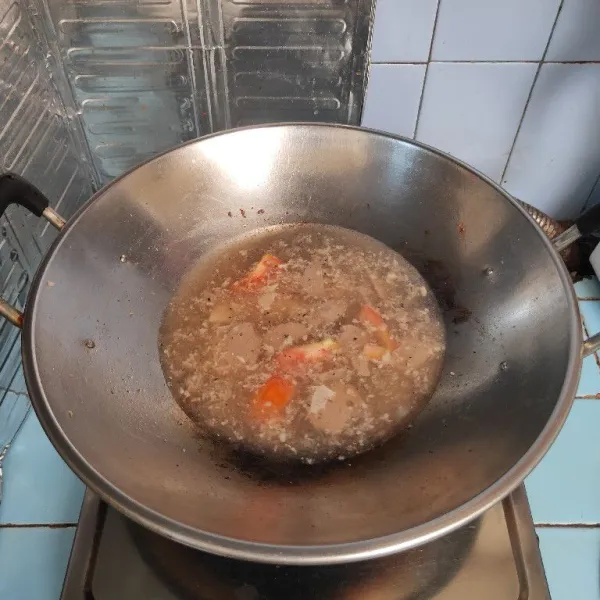 Tambahkan tomat, irisan sosis dan fish roll.