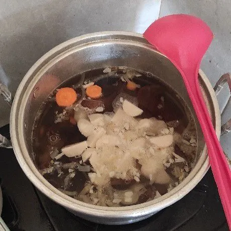 Masukan potongan wortel, jamur, irisan bakso dan telur puyuh. Masak sampai wortel setengah matang