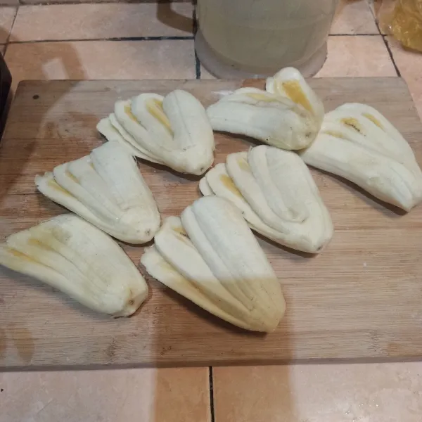 Kupas pisang dan bentuk seperti kipas.