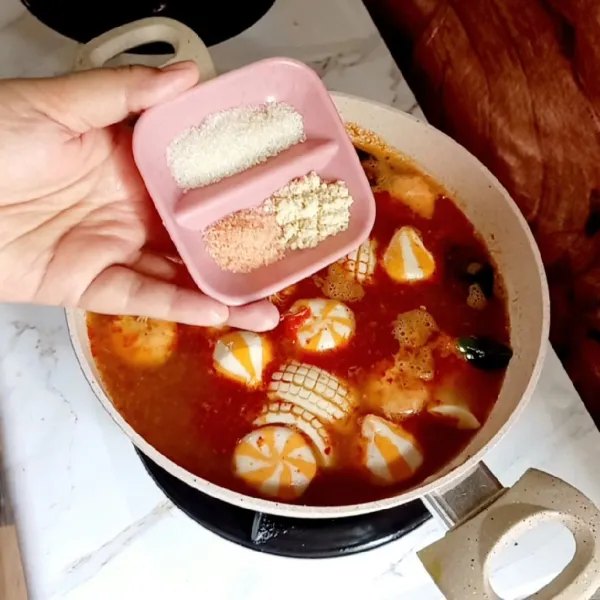 Masukkan garam, gula dan kaldu bubuk.