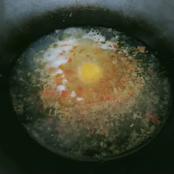 Tuang air, masukan telur, diamkan hingga telur matang
