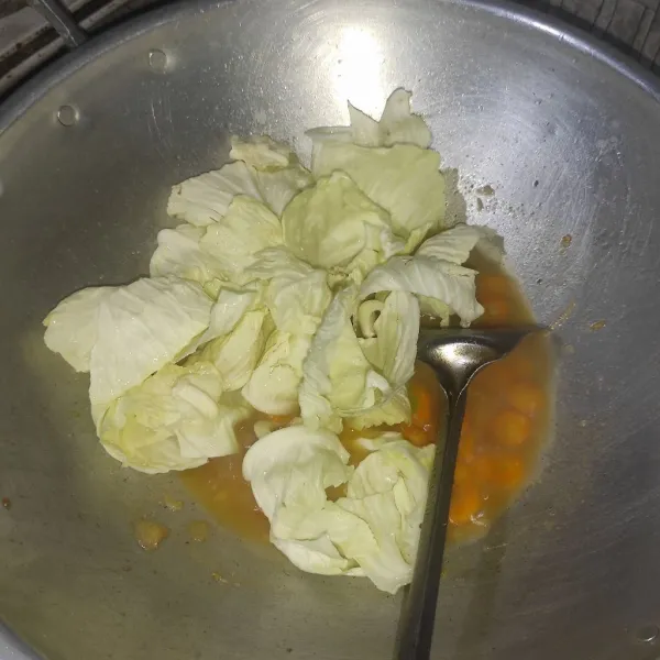 Tambahkan wortel. Aduk rata. Beri bumbu garam, penyedap rasa, gula. Kemudian tambahkan air. Masak wortel sampai empuk, baru kemudian masukan daun kol, dan masak sampai layu.
