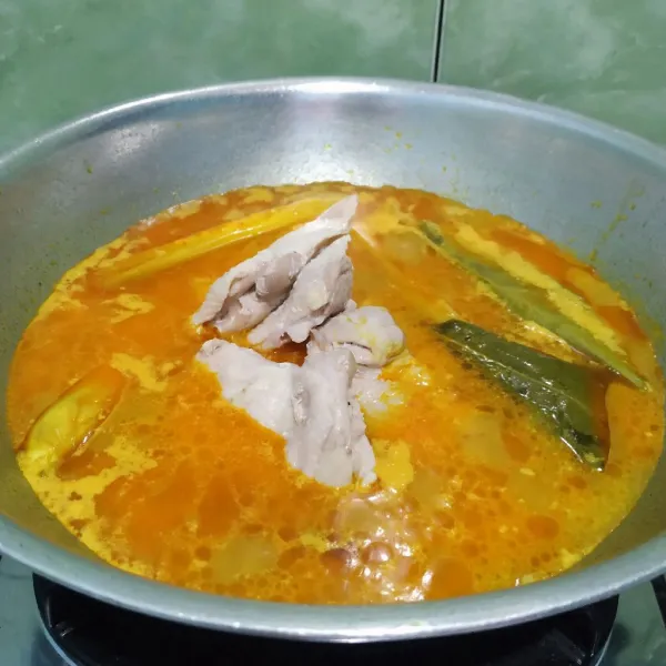 Masukkan ayam lalu aduk rata.