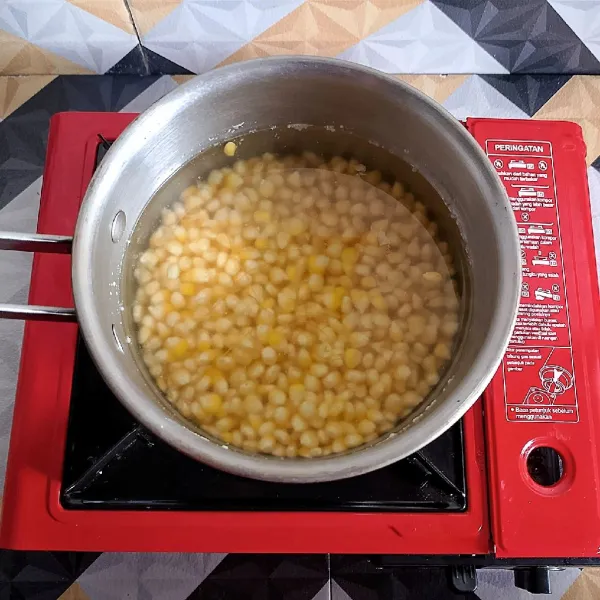 Rebus jagung bersama air hingga matang.
