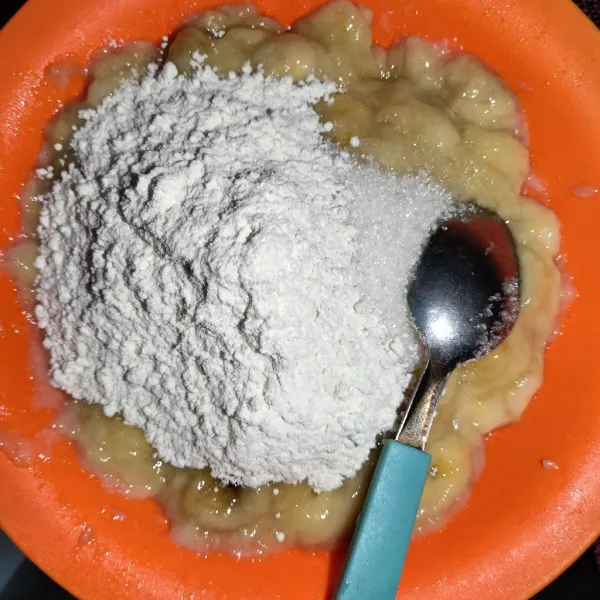 Kemudian tambahkan tepung terigu dan gula pasir, aduk sampai rata.