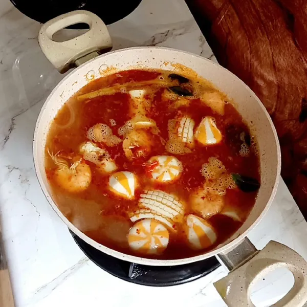 Setelah mendidih masukkan sosis dan bakso mix seafood.