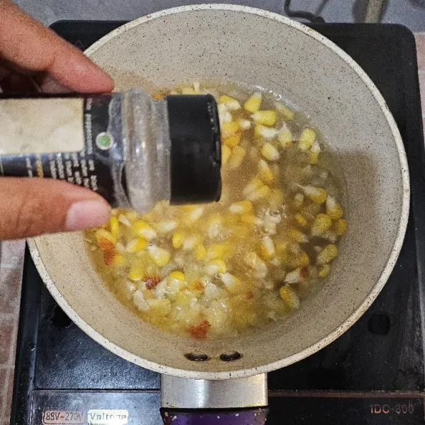 Masukkan juga merica bubuk aduk rata. Masak hingga jagung empuk.