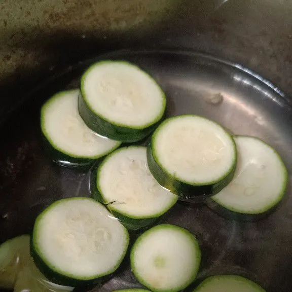 Cuci bersih zucchini, lalu potong potong dan rebus hingga matang, angkat, tiriskan