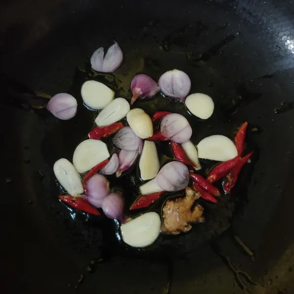 Tumis bawang merah, bawang putih, cabe dan jahe hingga harum dan matang.