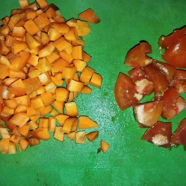 Potong tomat dan wortel kecil-kecil.