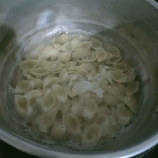 Didihkan air, rebus pasta cocciolini hingga mengembang, angkat dan tiriskan.