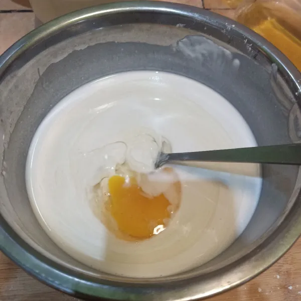 Masukan telur, jika adonan masih terlalu pekat bisa tambahkan air tapi jangan terlalu encer nanti kriuk goreng tidak dapat.