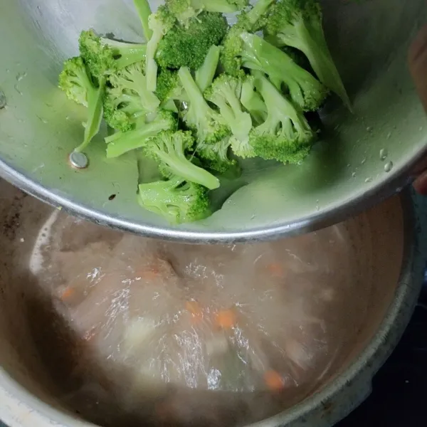 Kemudian masukkan brokoli yang sudah di bersihkan