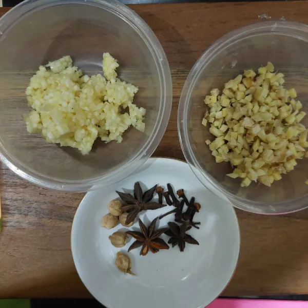 Siapkan bawang putih cincang halus, jahe cincang halus dan rempah-rempah.