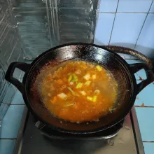 Tuang air, masak hingga mendidih, tambahkan potongan daun bawang.